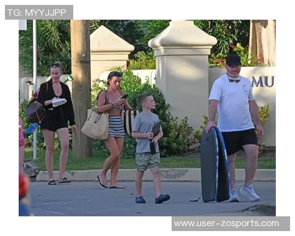 埃文斯度假时接到弗莱彻电话与卡里克鲁尼共度时光